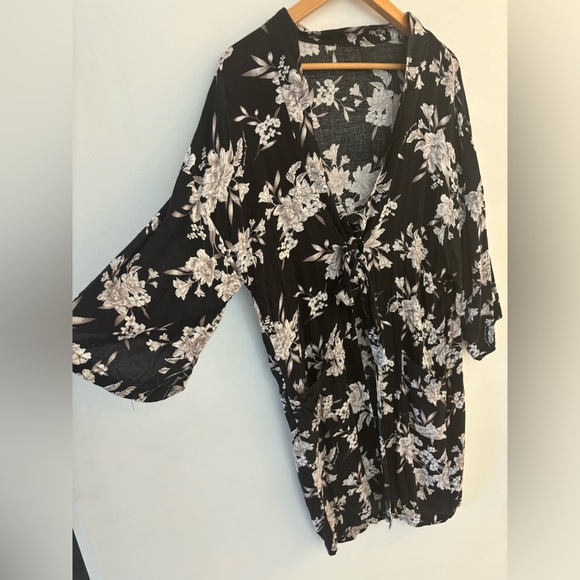 Spiritual Gangster Black & White Floral Maya Kimono, One Size Lightweight/flowy - Picture 4 of 9